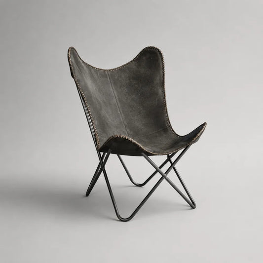 Poltrona a farfalla in tessuto effetto pelle grigio scuro con struttura pieghevole in acciaio nero 75 x 85 x 95 cm